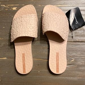 NWT ipanema pink slides